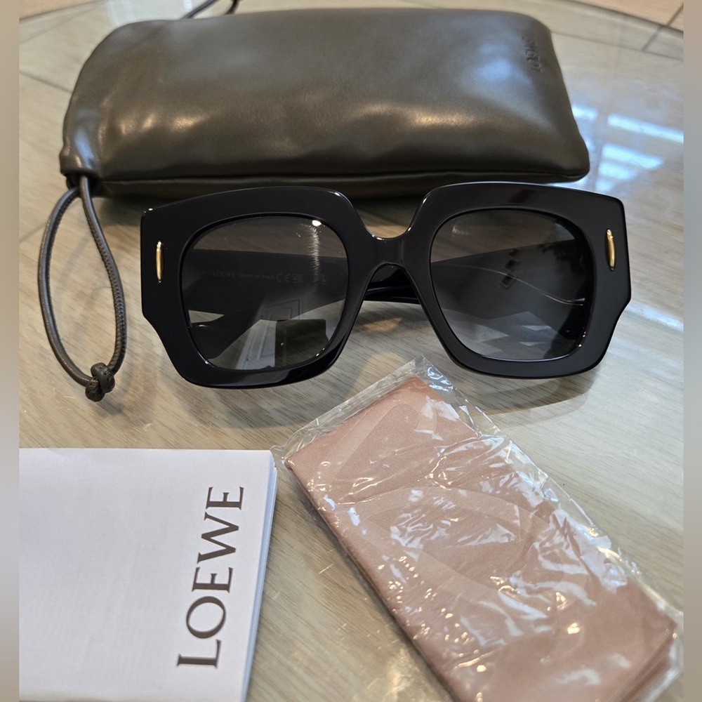 NEW LOEWE  LW40129U 
Anagram 50MM Geometric Sunglasses with branded LOEWE POUCH